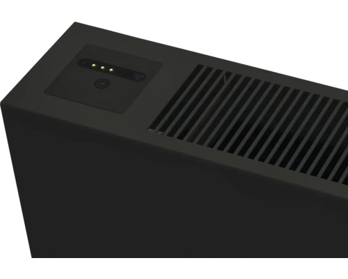 Nahaufnahme eines schwarzen Heizlüfters mit Lüftungsschlitzen und Bedienfeld