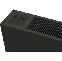 Gros plan d''un convecteur de chauffage avec panneau de commande et fentes d''aération.