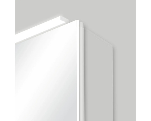 Detailansicht eines Spiegelschranks mit Beleuchtung