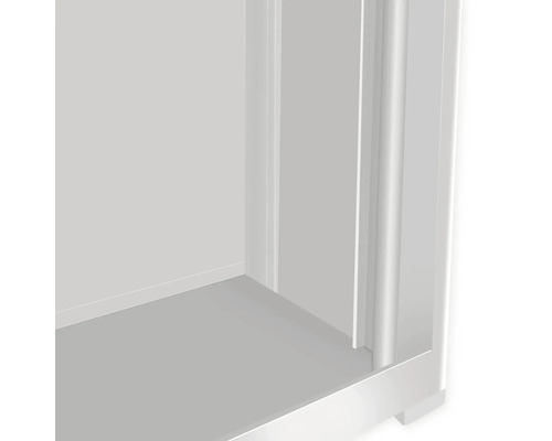 Innenansicht eines offenen weißen Schranks