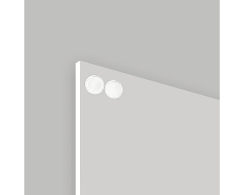 Detailansicht einer magnetischen Glasschreibtafel mit zwei runden Magneten