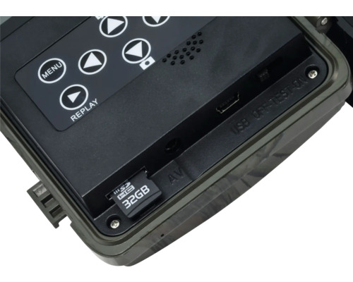 Detailansicht einer Wildkamera mit eingesetzter 32 GB SD-Karte