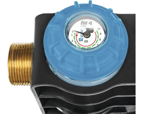 Nahaufnahme einer Bewässerungspumpe mit Manometer