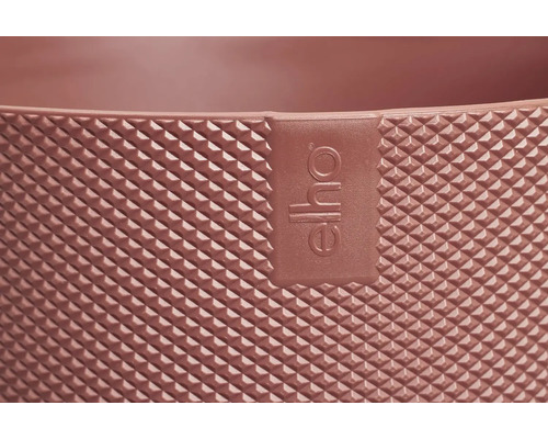 Gros plan de la surface structurée d''un pot de fleurs Elho avec le logo Elho