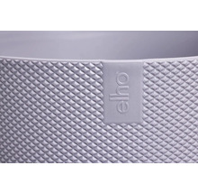 Nahaufnahme eines Blumentopfes mit Elho Logo und Rautenmuster