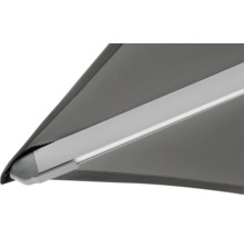 Detailansicht eines Sonnenschirms mit Stoffbespannung und Aluminiumgestell