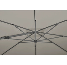 Vue détaillée du dessous d''un parasol ouvert avec armature métallique et revêtement en tissu