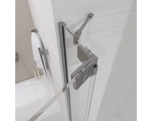 Vue détaillée d''une cabine de douche avec verre et ferrures métalliques
