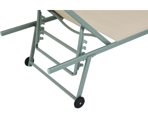 Vue détaillée d''un transat de jardin avec des roues pour un déplacement facile.