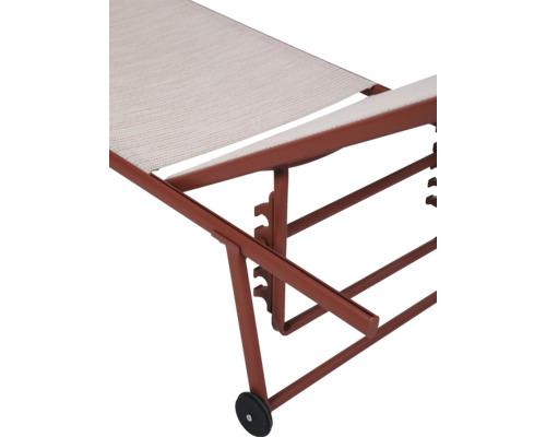 Vue détaillée d''une chaise longue de jardin avec dossier réglable et roulettes pour un transport facile