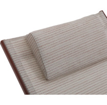 Detailaufnahme eines Liegestuhls mit Auflage und Kopfkissen