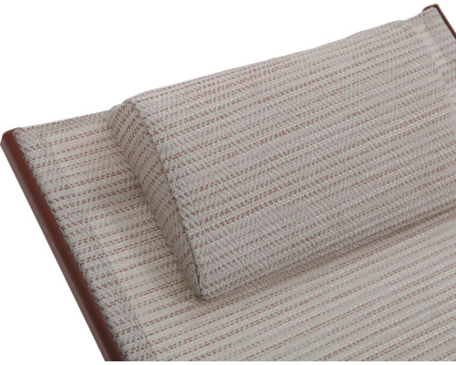 Gros plan d''une chaise longue avec coussin et oreiller