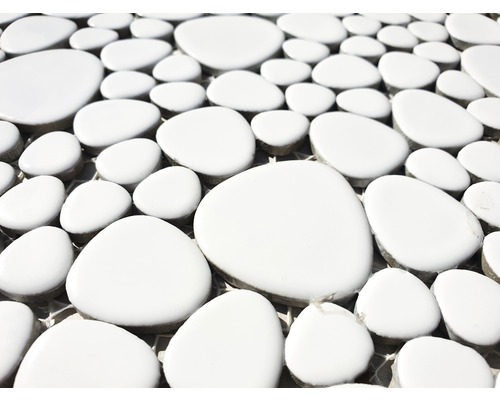 Nahaufnahme von weißen Kiesel-Mosaikfliesen.