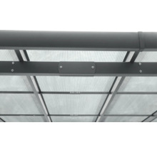 Vue détaillée du toit transparent avec structure de cadre gris d''un toit de terrasse