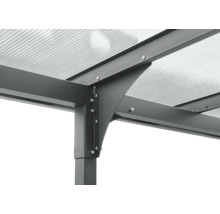 Détail d''un toit de terrasse en métal avec des panneaux transparents