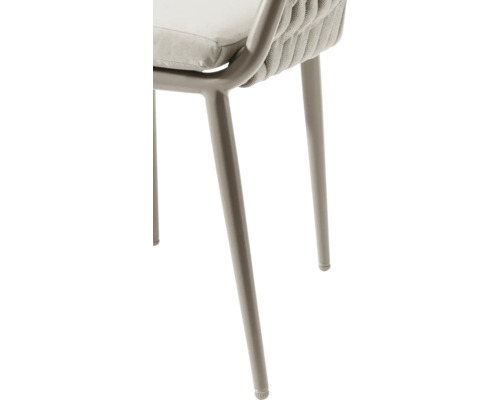 Detailansicht eines Stuhls mit Sitzpolster und geflochtener Rückenlehne