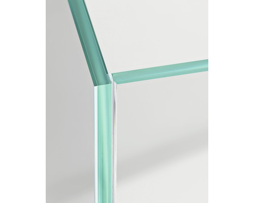 Vue détaillée d''une plaque de verre avec façonnage des bords