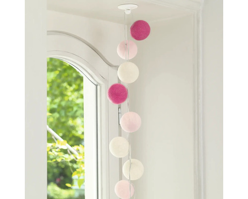 Guirlande lumineuse à boules de coton de différentes couleurs à l''intérieur