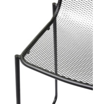 Vue détaillée d''un tabouret en métal avec structure en filet