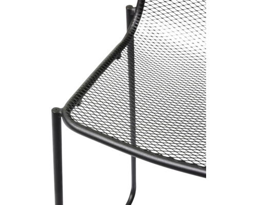 Detailansicht eines Metallhockers mit Netzstruktur