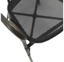 Vue détaillée d''une chaise avec accoudoir en bois et assise à structure en filet