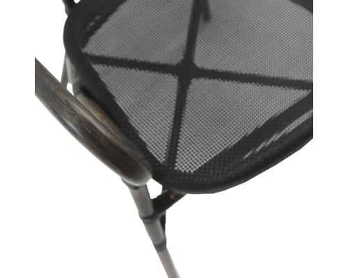 Vue détaillée d''une chaise avec accoudoir en bois et assise à structure en filet