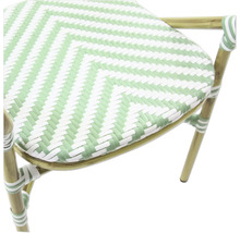 Gros plan d''une chaise avec une assise tressée