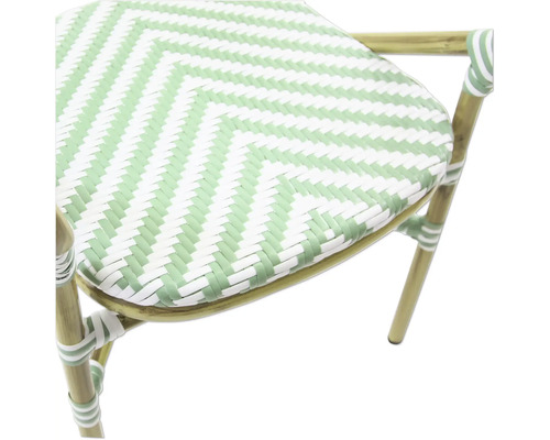 Gros plan d''une chaise avec une assise tressée