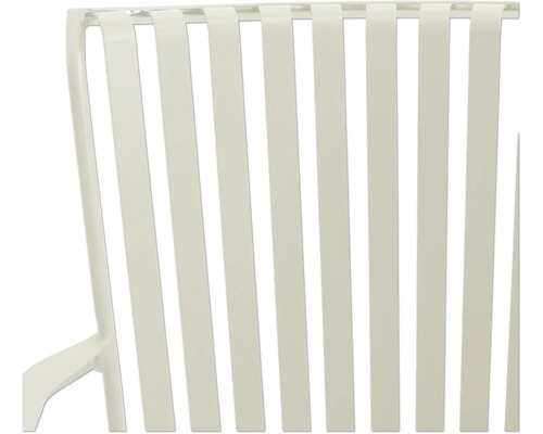 Vue détaillée d''un dossier de chaise de jardin avec des lattes verticales étroites