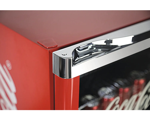 Detailansicht eines Getränkekühlschranks mit Coca-Cola-Logo