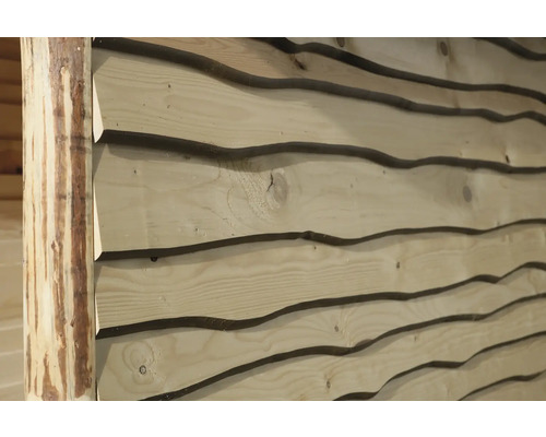 Façade en bois avec profilé rainure et languette et tronc d''arbre