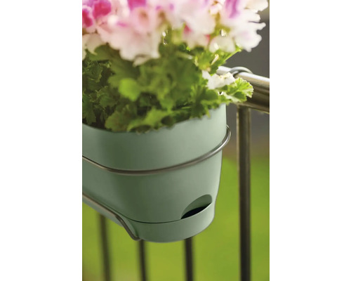 Blumenkasten aus Kunststoff mit Halterung am Geländer