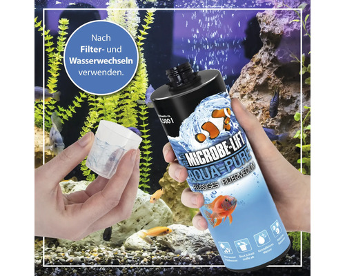 Microbe Lift Aqua Pure flüssiges Filtermedium in der Hand mit Dosierbecher vor einem Aquarium.
