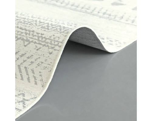 Detailansicht eines Teppichs mit grafischem Muster