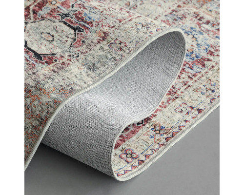 Teppich mit gemustertem Design und gewellter Kante