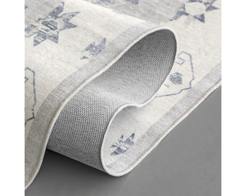 Detailansicht eines gemusterten Teppichs mit rutschfester Unterseite