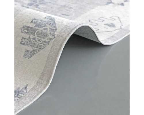 Detailansicht eines hellen Teppichs mit Muster