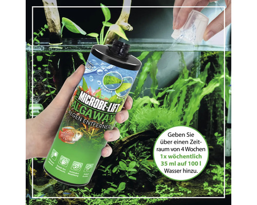 Microbe Lift Algaway Algenentferner in der Hand vor Aquarium