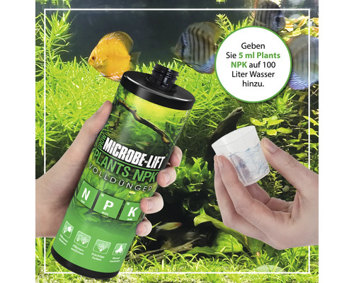 Microbe Lift Plants NPK Volldünger wird in der Hand vor einem Aquarium gezeigt.