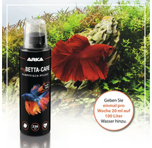 Arka MyBetta-Care Kampfisch-Pflege mit Aloe Vera, 236 ml Flasche vor Aquarium mit Kampffisch