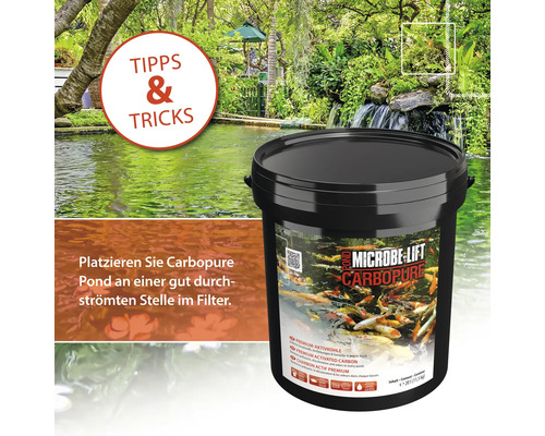 Microbe Lift Carbopure Pond Aktivkohle Eimer vor Teich-Hintergrund