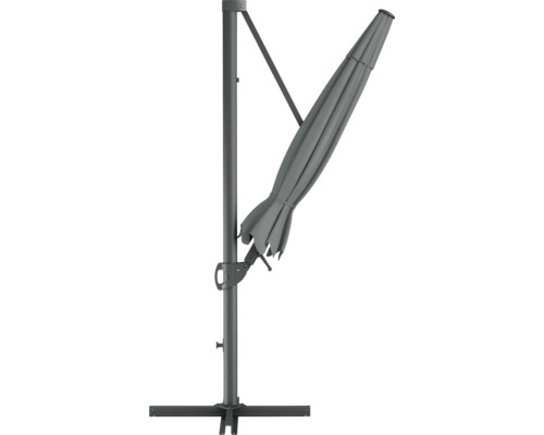 Geschlossener Ampelschirm auf einem Ständer