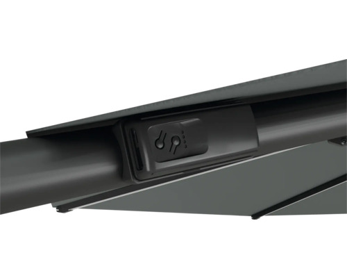 Detailansicht eines Sonnenschirms mit Kurbelmechanismus