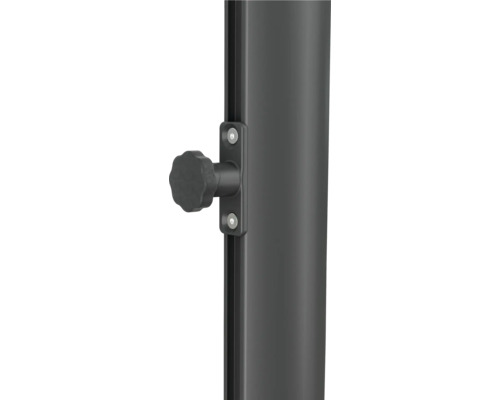 Detailansicht einer Feststellschraube an einem Sonnenschirmständer