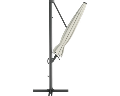 Geschlossener, grauer Sonnenschirm mit Ständer für den Außenbereich