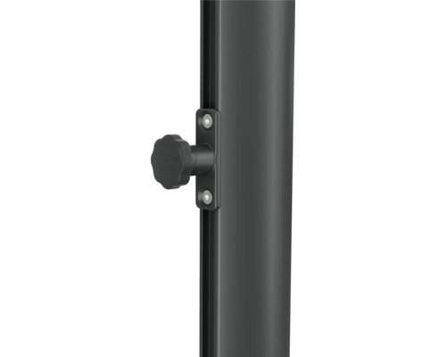 Detailansicht eines schwarzen Sonnenschirmständers mit Feststellschraube