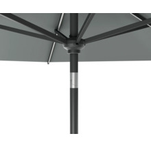 Vue détaillée d''un parasol gris avec structure noire