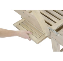 Vue détaillée d''une chaise longue en bois avec tablette coulissante