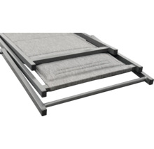 Chaise longue pliée avec rembourrage gris et cadre en métal
