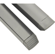 Detailaufnahme von zwei grauen Metallleisten mit Endkappen